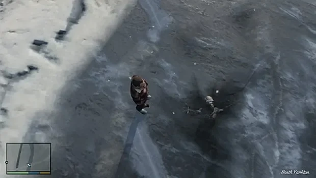 El alien bajo el hielo durante el prólogo de GTA V.